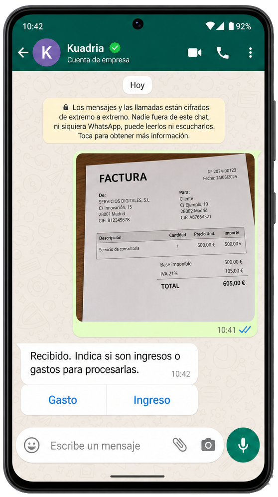 Pantalla móvil del chat de Kuadria para enviar facturas